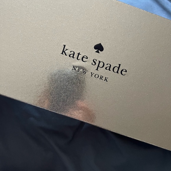 💕🎁 Kate Spade Glimmer Quilted Patent Leather Boxed Crossbody Set in parchment - Picture 8 of 15